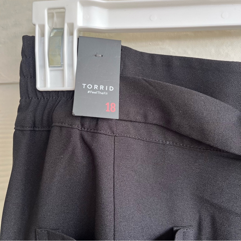 NWT Wide Leg Studio Crepe Short Deep Black. Size: 18 - Picture 9 of 9